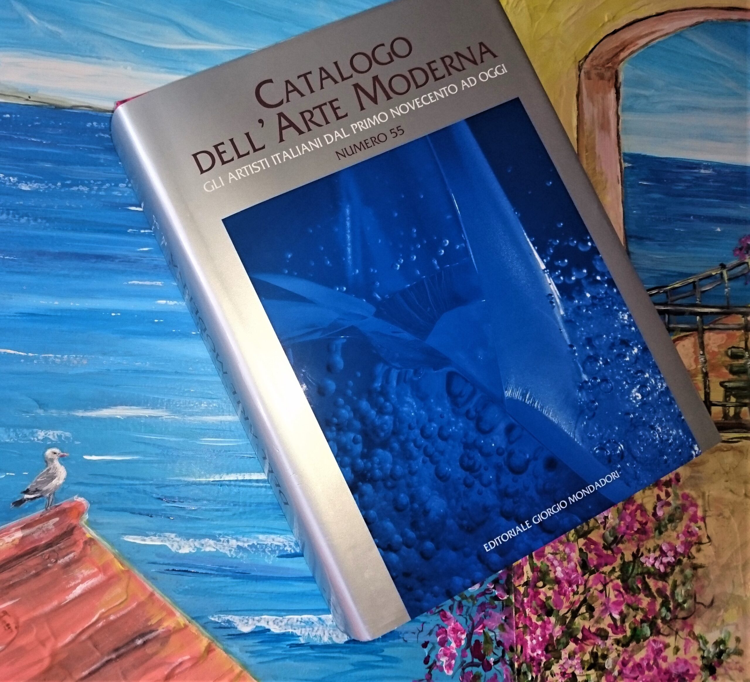 Copertina del CATALOGO DELL'ARTE MODERNA N. 55 "Gli artisti italiani dal primo Novecento ad oggi" – Editoriale Giorgio Mondadori, sullo sfondo del dipinto "Vista dalla finestra."