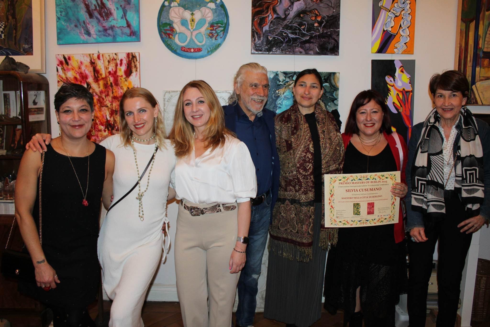 Група художників на виставці Masters of Berlin Prize 2023 у галереї Pinna, Берлін. Серед них Лілія Калужина.