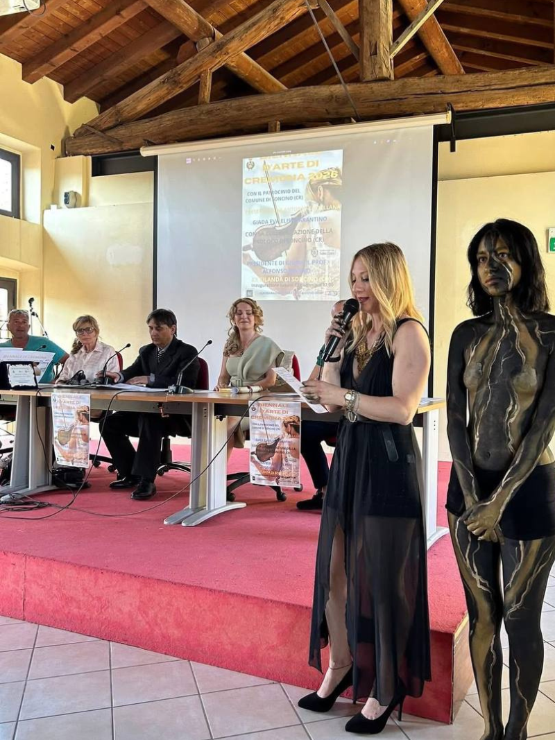 Cerimonia di inaugurazione della Biennale di Cremona 2026 con la giuria, Antonio Castellana e Giada Eva Elisa Tarantino, presso l’Ex Filanda di Soncino.