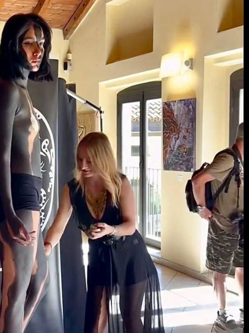 Performance artistica dal vivo alla Biennale di Cremona 2026, con il quadro “Vento di Cambiamento” di Liliia Kaluzhyna visibile sullo sfondo.